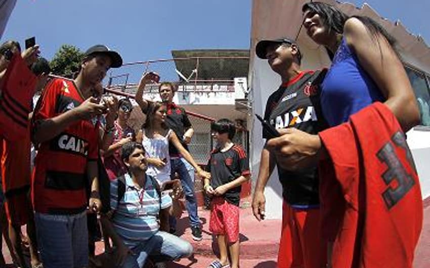 Torcedores com Muricy Ramalho, na Gávea, nesta terça-feira (Gilvan de Souza/Flamengo)