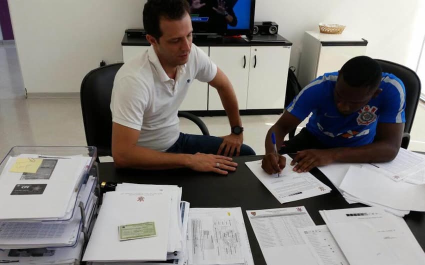 Willians assina com o Corinthians (foto: Divulgação)