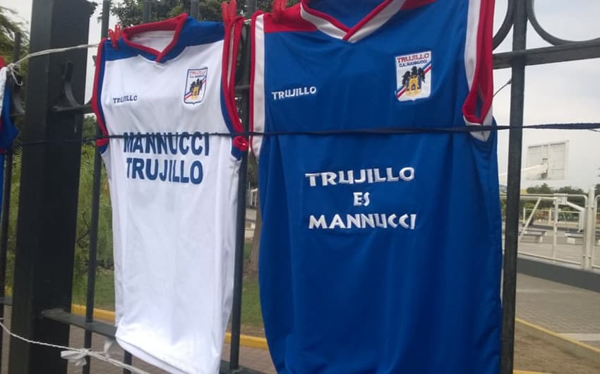Camisas do Carlos Manucci (foto:Bruno Grossi/LANCE!Press)