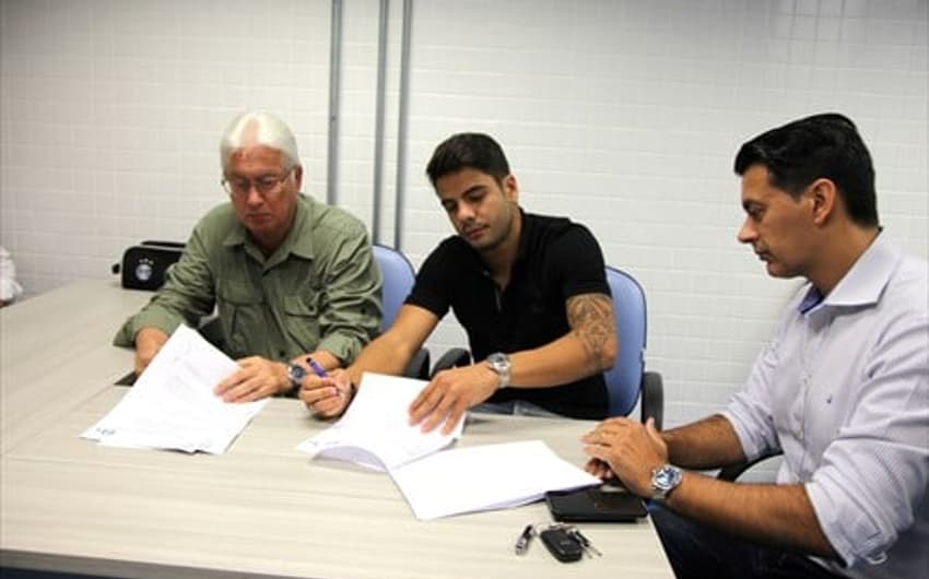Henrique Almeida assina contrato com o Grêmio
