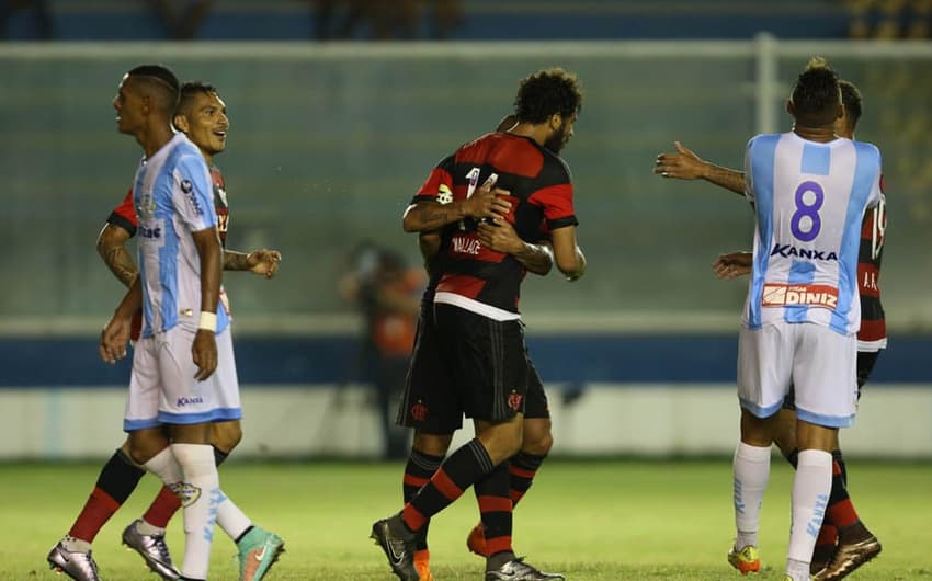 Wallace não comemorou ao abrir o placar para o Flamengo