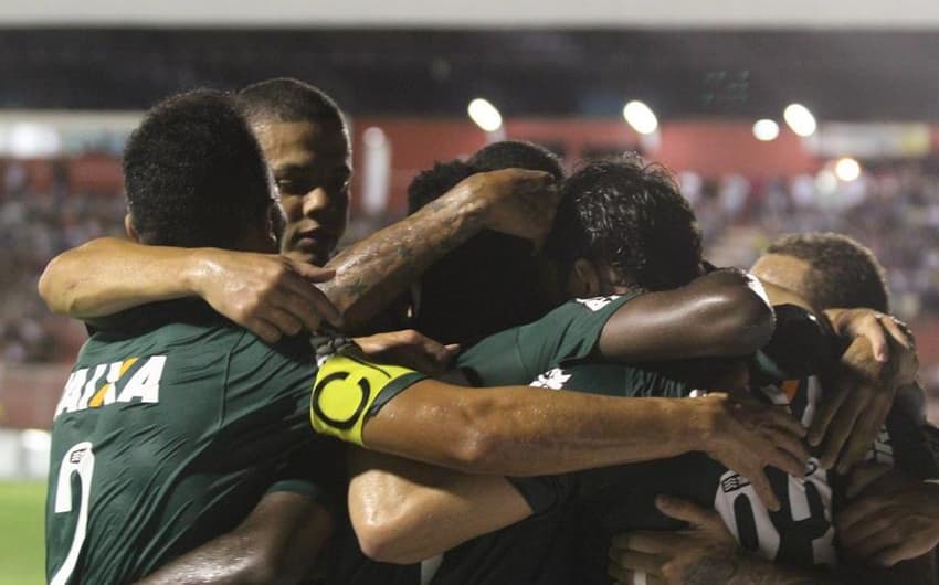 Jogadores alviverdes comemoram um dos gols em Foz do Iguaçu