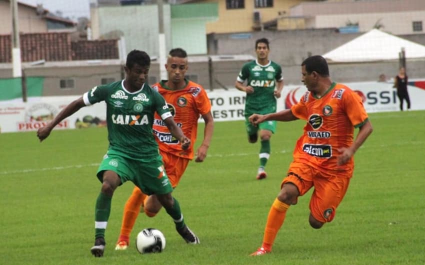 Chapecoense em campo contra o Camboriú, pelo Campeonato paranaense (Foto: Cleberson Silva / Site Oficial)