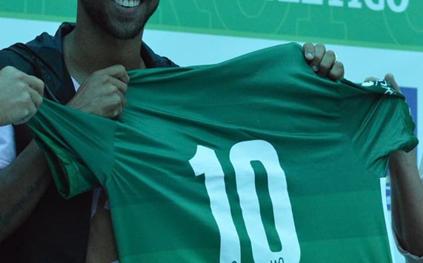 Léo Moura é apresentado pelo Metropolitano (SC) e vestirá a camisa 10 (Fotos: Sidnei Batista/Metropolitano)