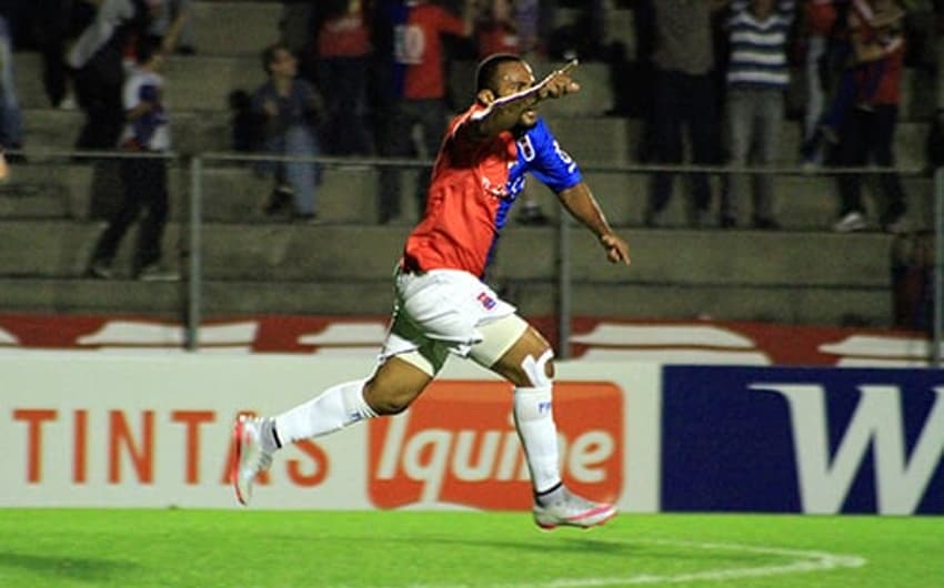Atacante Lúcio Flávio chega a três gols no Estadual