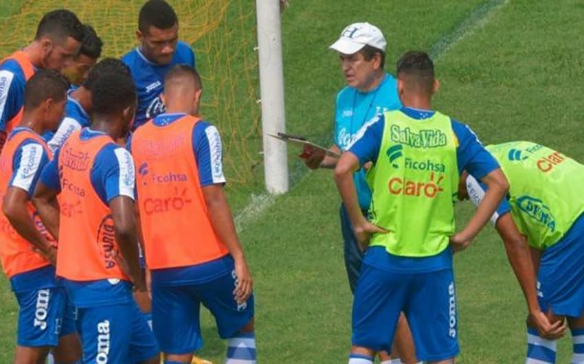 Jorge Luis Pinto com jogadores da seleção de Honduras (Foto: Reprodução/Twitter/FENAFUTH)