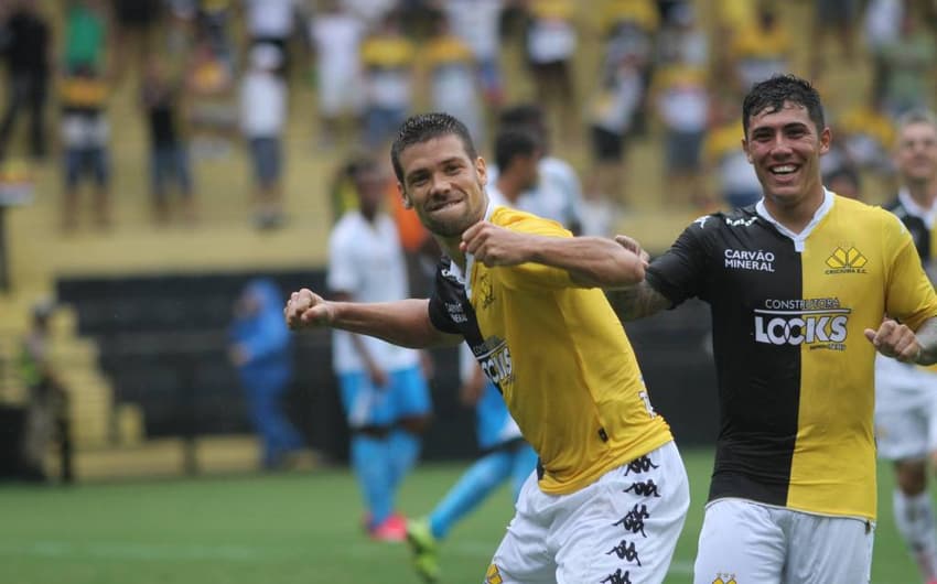 Diego Giaretta comemora gol marcado pelo Criciúma (Foto: Fernando Ribeiro/ Site Oficial do Criciúma)