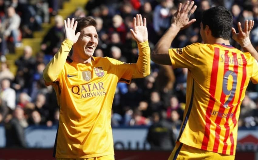 Messi e Suárez comemoram gol do uruguaio contra o Levante (Foto: Reprodução/Twitter/La Liga)