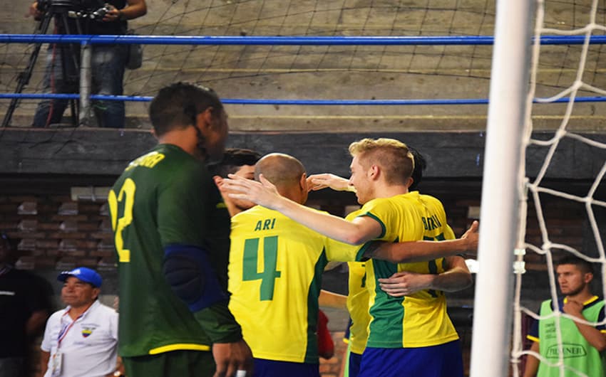 Jogadores da Seleção brasileira de Futsal comemoram vaga nas semifinais das Eliminatórias para a Copa do Mundo (Foto: Luis Domingues/CBFS)