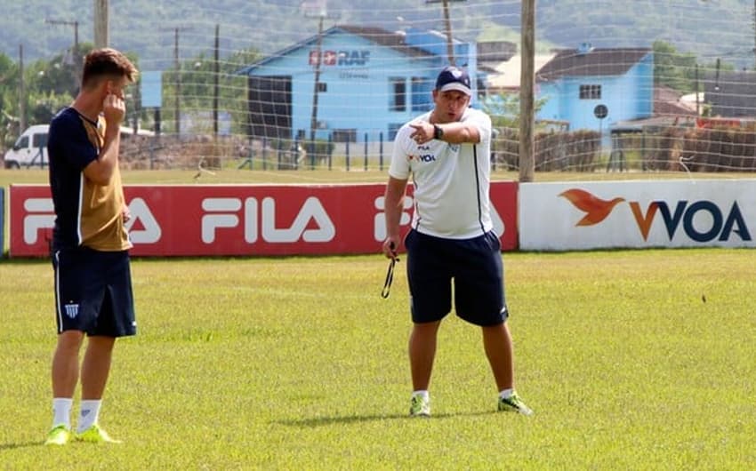 Raul Cabral, técnico do Avaí, passa instruções durante treinamento (Foto: André Palma Ribeiro/Avaí F.C.)