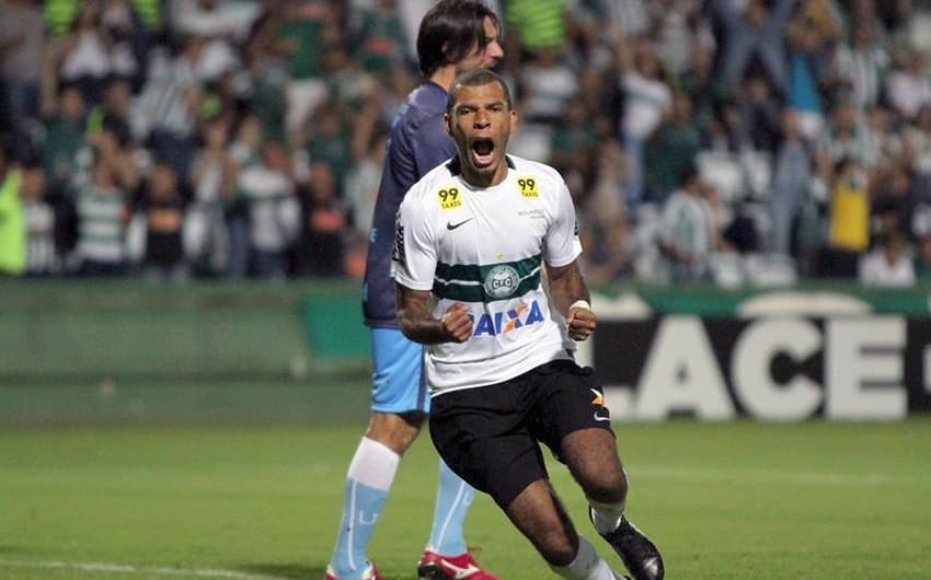 Amaral se redimiu de erro e fez o gol do empate contra o Londrina