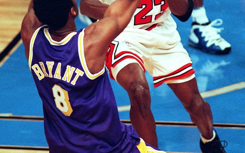 1998 - Kobe Bryant é marcado por Michael Jordan