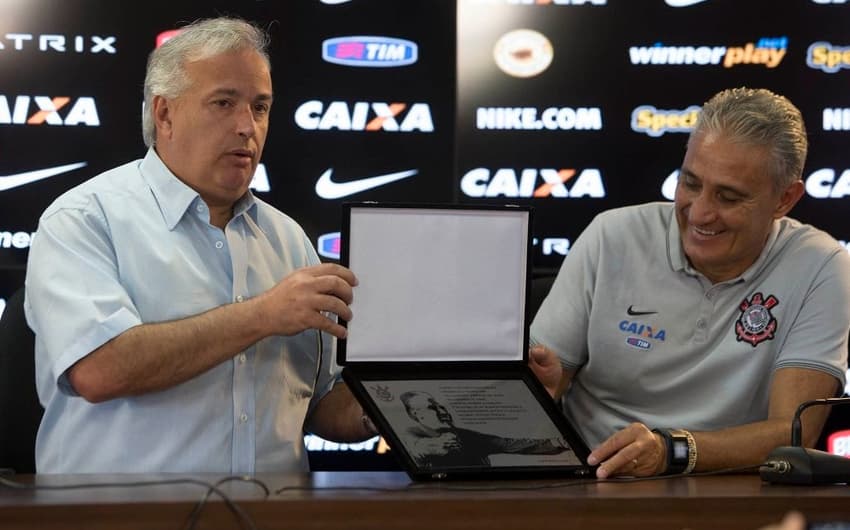 Tite recebe placa do presidente Roberto de Andrade (Foto: Corinthians)