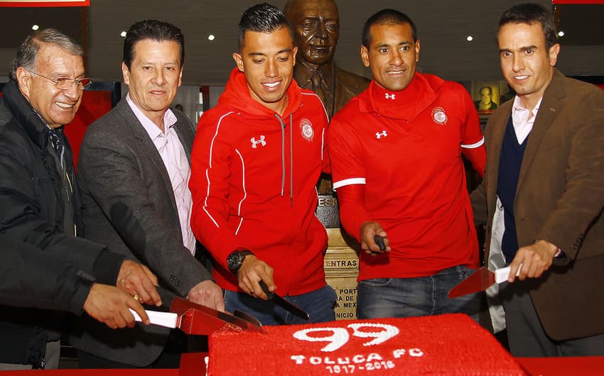 Dirigentes e jogadores partindo bolo comemorativo (Foto divulgação: Site Oficial/Toluca-MEX)