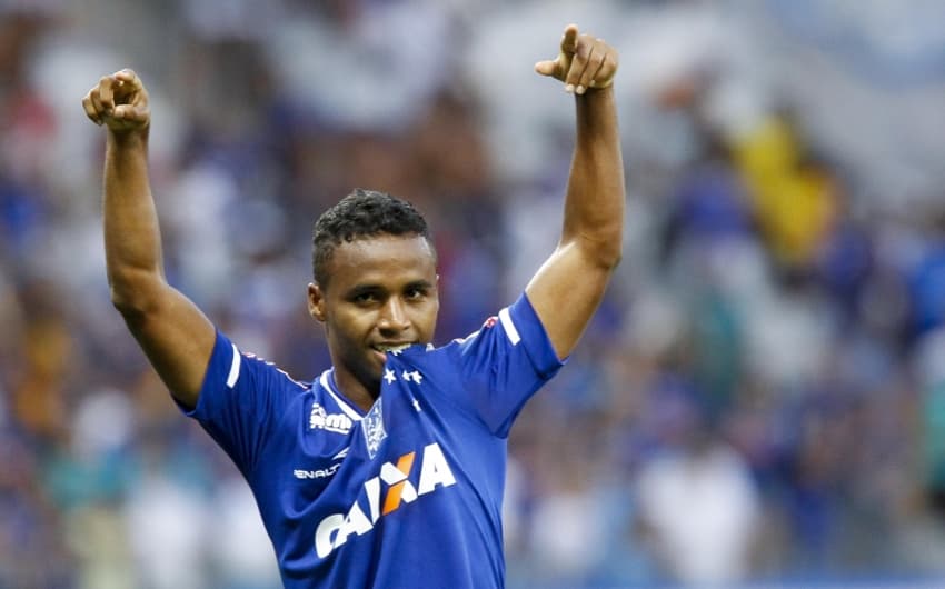 Atacante Élber faz o gol pelo Cruzeiro no Mineirão
