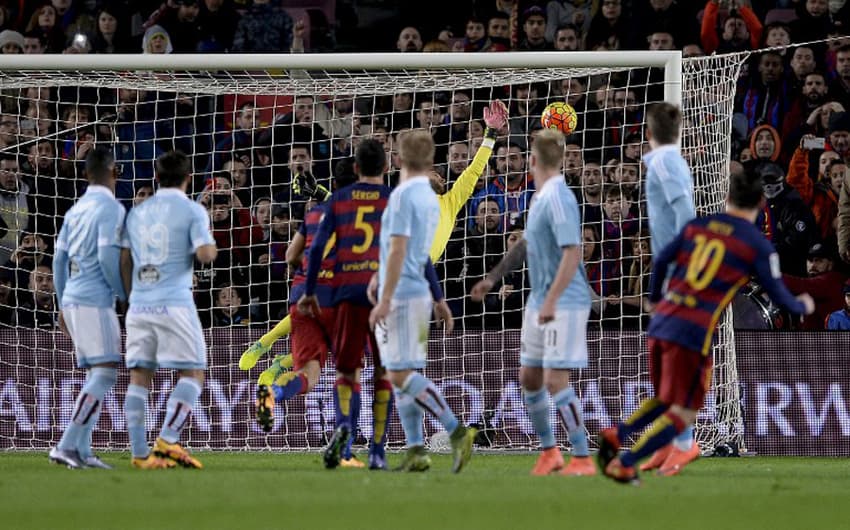 Quem abriu as cortinas do show do Barça foi Messi, com cobrança de falta perfeita