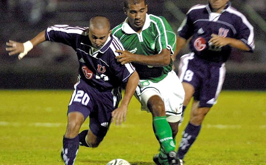 Na estreia do Palmeiras na Libertadores de 2001, vitória por 2 a 1 sobre o Universidad de Chile no Parque Antartica
