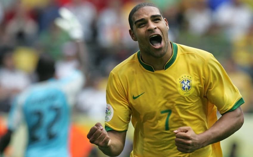 Adriano vibra ao marcar pelo Brasil contra Gana nas oitavas de final da Copa de 2006
