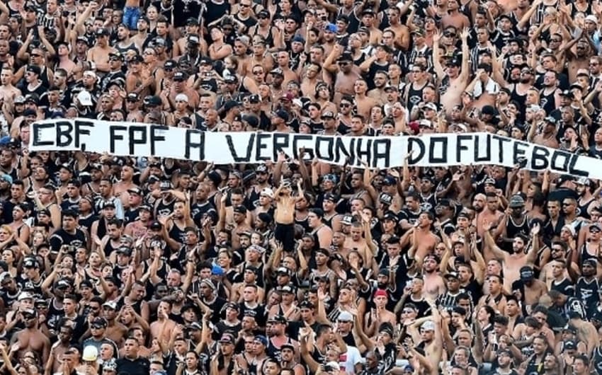 Faixa de protesto da torcida do Corinthians