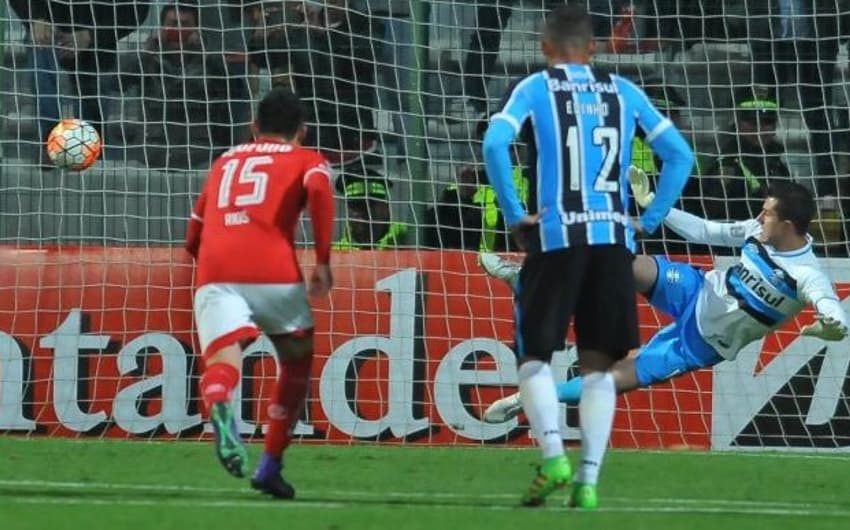 Edinho observa a cobrança de pênalti do segundo gol do Toluca (Foto: Maria Calls/AFP)