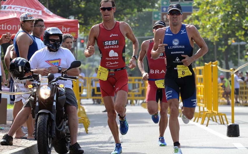 Reinaldo Colucci (a frente de vermelho) busca vaga olímpica para Rio 2016 (Foto: Divulgação / João Pires)