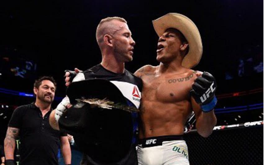 Donald Cerrone cumprimenta alex Cowboy após vitória no UFC (FOTO: Reprodução)