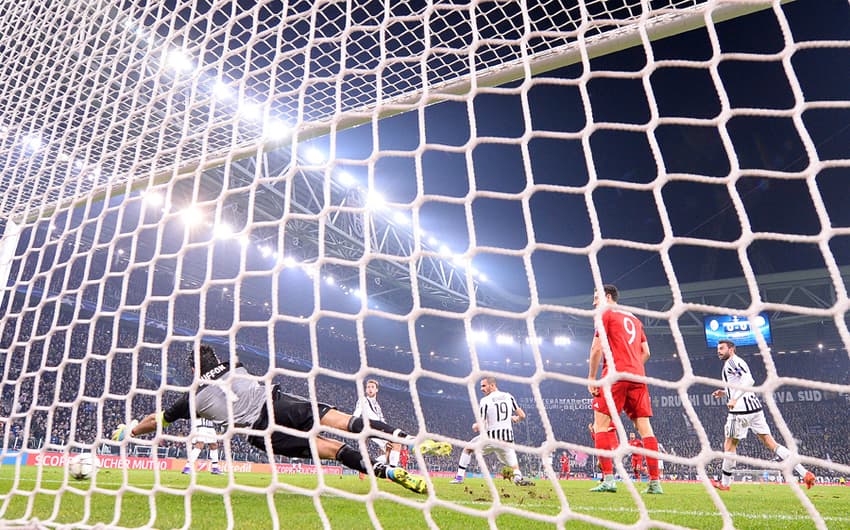 Juventus sai atrás do Bayern, mas busca empate na raça