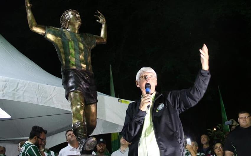Estátua do ex-jogador, apontado como o maior da história do Coritiba