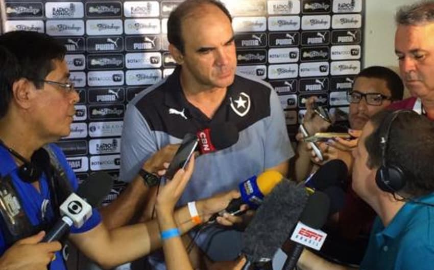Ricardo Gomes concede entrevista coletiva após vitória (Foto: Reprodução)