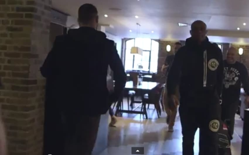 Anderson Silva cruza com Bisping em hotel (FOTO: Reprodução)