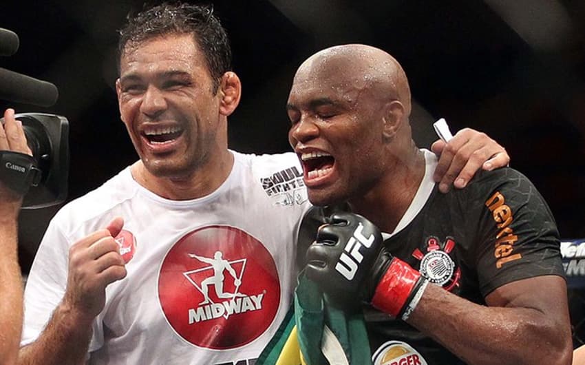 Anderson Silva e Rodrigo Minotauro comemoram vitória no UFC Rio (FOTO: Divulgação)