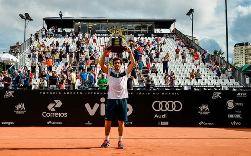 Uruguaio Pablo Cuevas ergue troféu do Brasil Open 2016