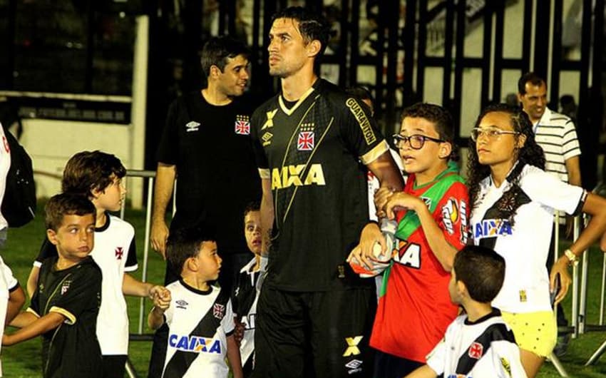 Martin Silva na entrada em campo com os torcedores (Foto: Paulo Fernandes/Vasco.com.br)