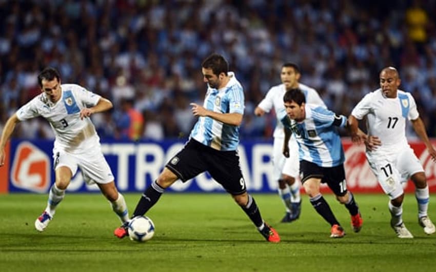 Argentina x Uruguai - Godin, Higuaín e Messi (Foto: Juan Mabromata/AFP)