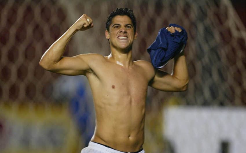Cicinho comemora gol contra o Palmeiras, na Libertadores-2005<br>​