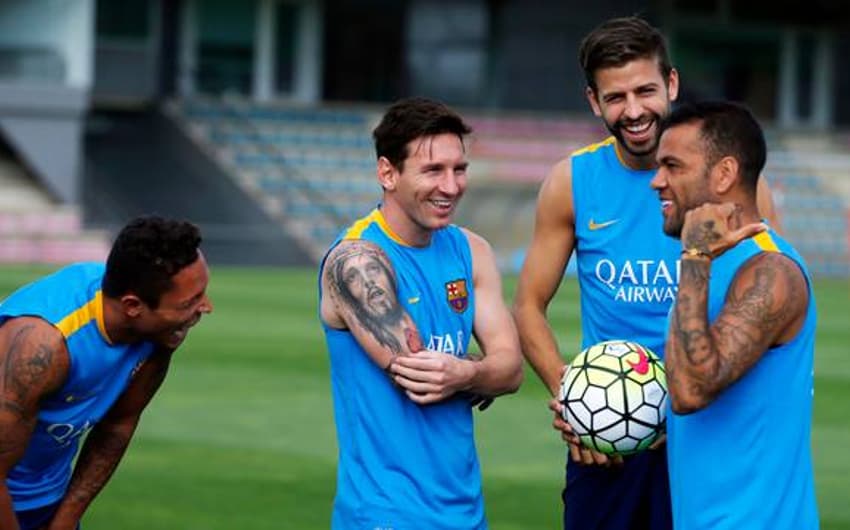 Adriano, Messi, Piqué e Daniel Alves (Foto: Reprodução / Facebook)