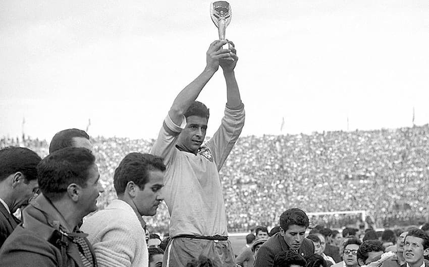 Mauro ergue a taça do Bi em 1962