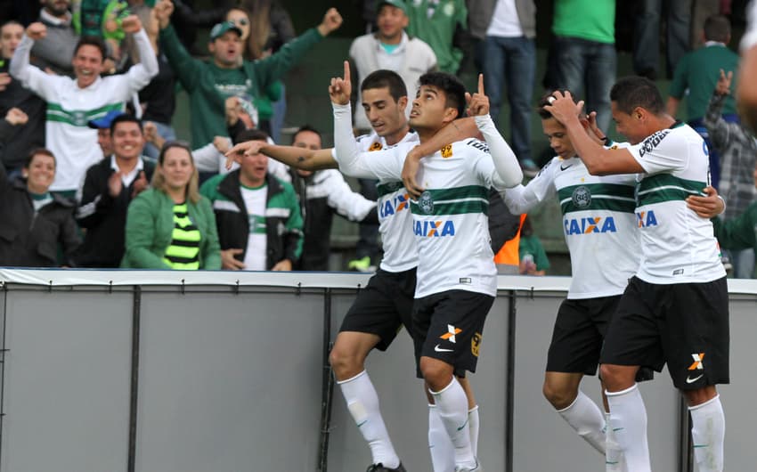 Rafhael Lucas comemora gol do Coxa sobre o Cruzeiro (Foto: Divulgação/Site oficial)