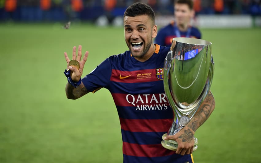 Daniel Alves comemorando vitória do Barcelona (Foto: AFP/Kirill Kudryavtsev)