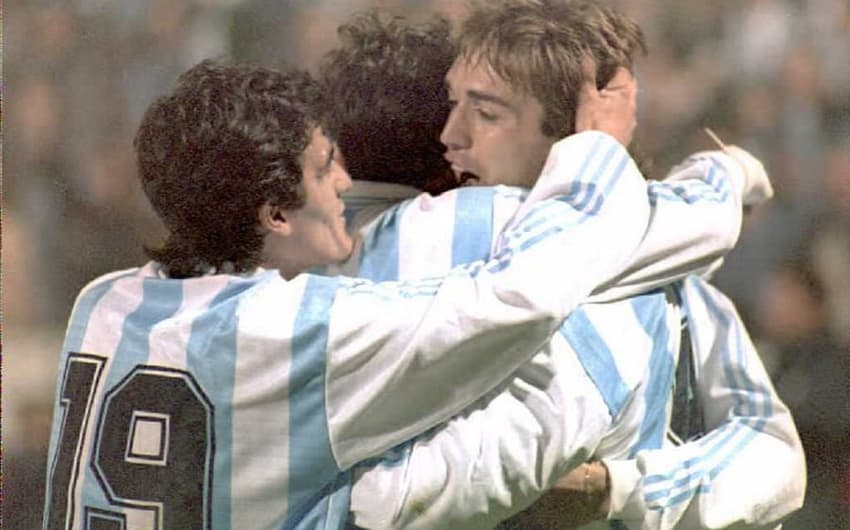 Ainda jovem, Ortega comemora com Batistuta pela seleção argentina na Copa América de 1995