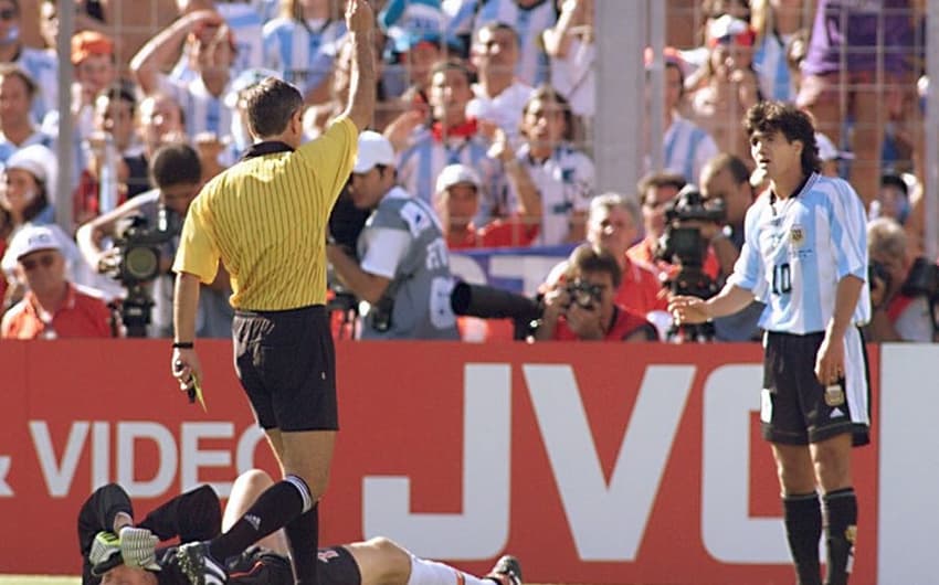 A Argentina é a seleção mais indisciplinada da história das Copas do Mundo. A equipe já soma 122 cartões recebidos, sendo 10 vermelhos, como o de Ortega, no Mundial de 1998 na França