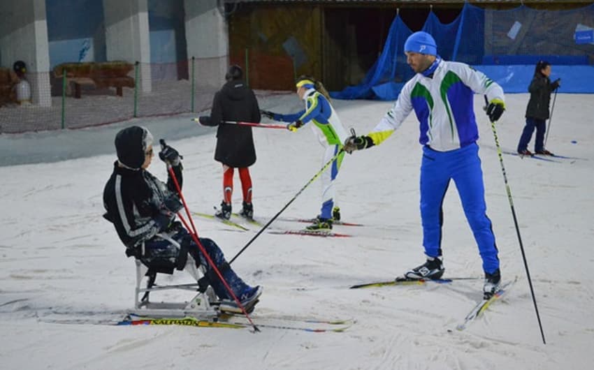 Atletas brasileiros praticam o Snowland, em Gramado (RS) (Foto: Divulgação / CBDN)