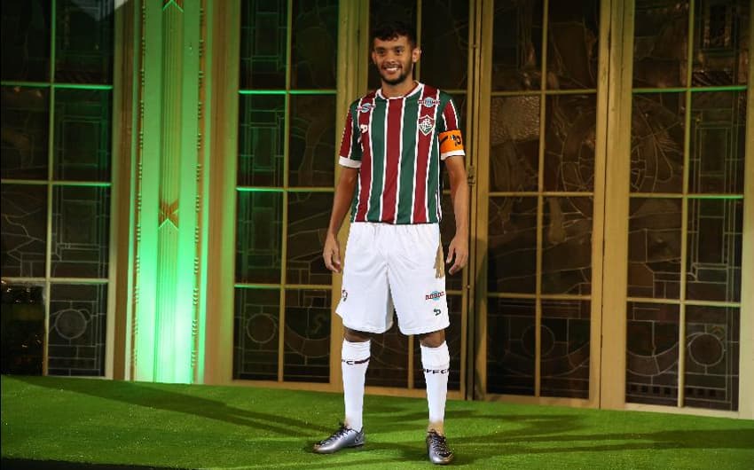 Gustavo Scarpa vestiu o uniforme principal do Fluminense
