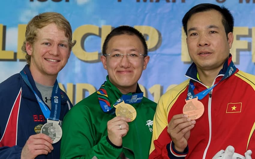 Felipe Wu (centro) conquistou a medalha de ouro na etapa de Bangkok da Copa do Mundo de tiro esportivo (Foto: Divulgação)