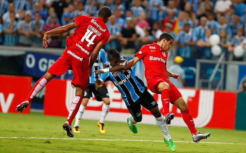 Bolaños se contundiu em disputa de bola com o William (Foto: Lucas Uebel/Grêmio)