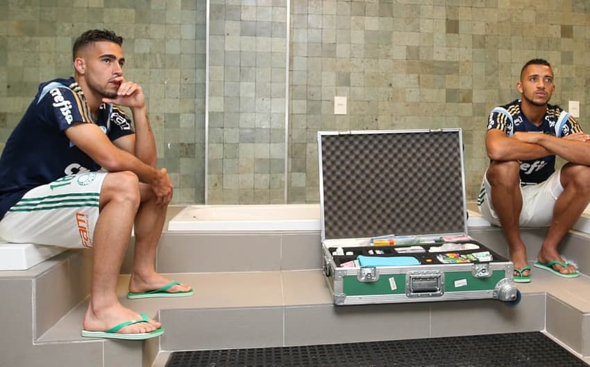 Gabriel com Vitor Hugo no vestiário: de volta à rotina (FOTO: Cesar Greco/Palmeiras)