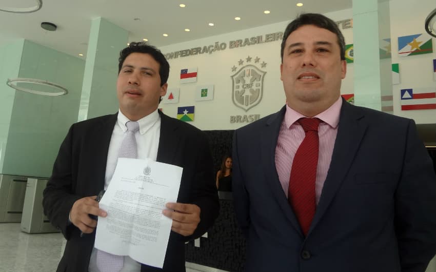 Levy Leonardo Monteiro e Flávio Costa Barros são os advogados de Delfim Peixoto e seguram a liminar na porta da CBF (Foto: Igor Siqueira)