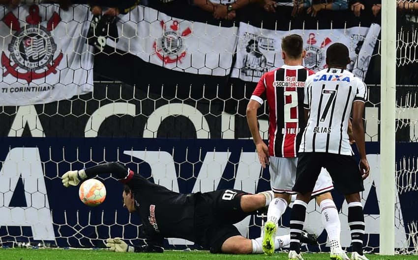 Corinthians foi líder do grupo em 2015: 13 pontos, contra São Paulo, San Lorenzo e Danúbio / caiu nas oitavas de final