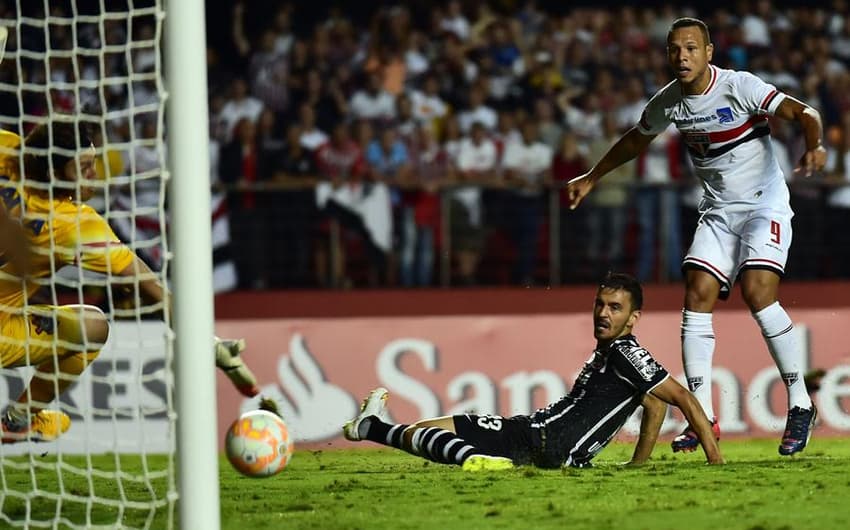 São Paulo ficou em 2º no grupo em 2015: 12 pontos, contra Corinthians, San Lorenzo e Danubio / caiu nas oitavas