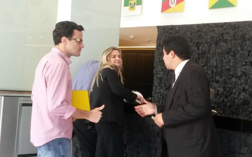 Advogado e tabelião se despedem de Regina Sampaio, gerente jurídica da CBF (Foto: Igor Siqueira)
